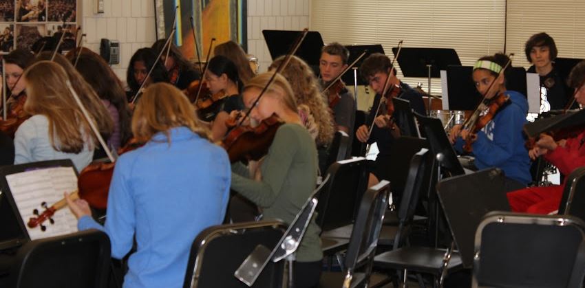 String players rehearse for the upcoming Pops Concert. “I like having the second half of sectionals free, so I can practice the oboe or do homework,” junior Kevin Patterson, who plays the oboe in the winds section, said.