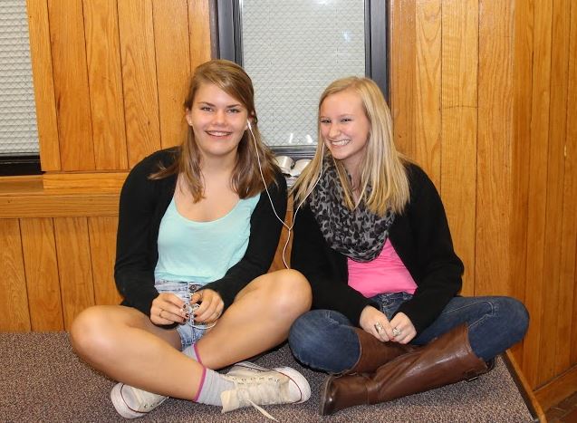 Juniors Maddie Flom-Staab and Laura Viksnins listen to music side by side on the junior benches. One of Flom-Staab's favorite songs is "New Slang" by The Shins, which she describes as "relaxing."