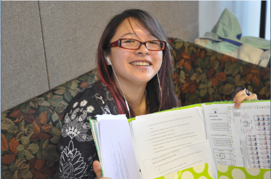 Junior Em Prozinski  shows how she organizes her notes from the classes that haven’t gone paperless. Prozinski hopes that teachers go paperless because it is easier to keep track of multiple assignments. “I have a [folder] pocket for each class,” Prozinski said.