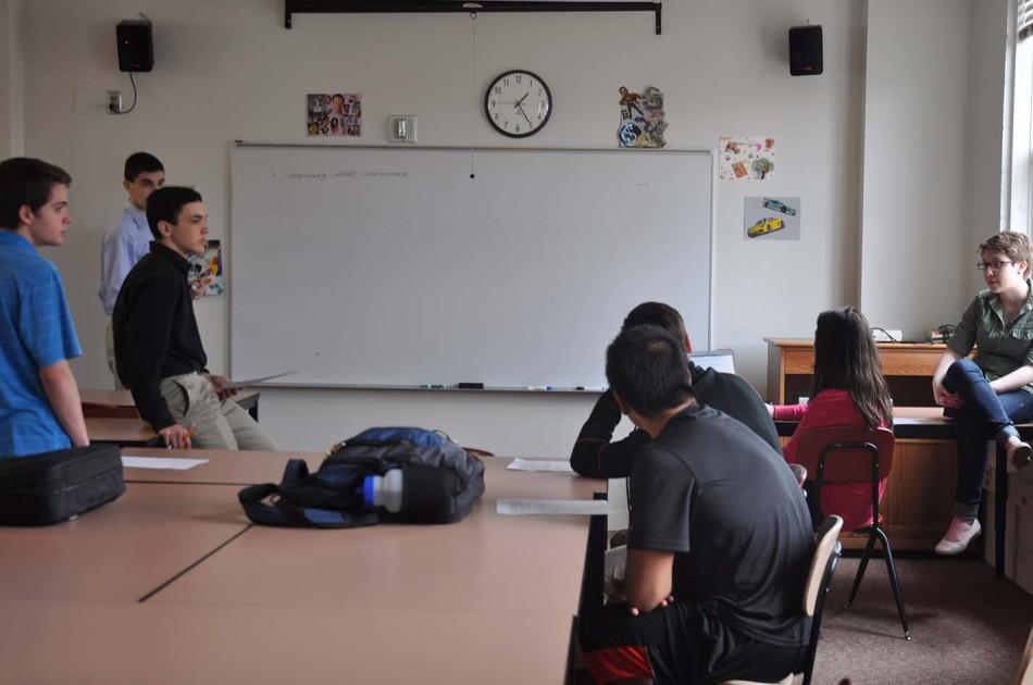 Upper School Council discusses dress code revisions at their meeting during Tutorial on May 16. “We are tentatively taking out offensive language and subjective rules,” former USC Secretary Cait Gibbons said.