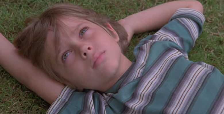 BOYHOOD+OPENS+WITH+MASON+at+age+six%2C+staring+up+at+the+sky+while+he+waits+for+his+mom+to+finish+talking+to+his+teachers.