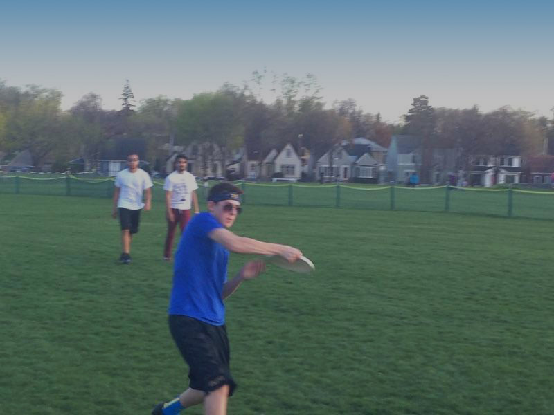 Sophomore+Jack+Geller+winds+up+to+throw+a+Frisbee+during+practice.