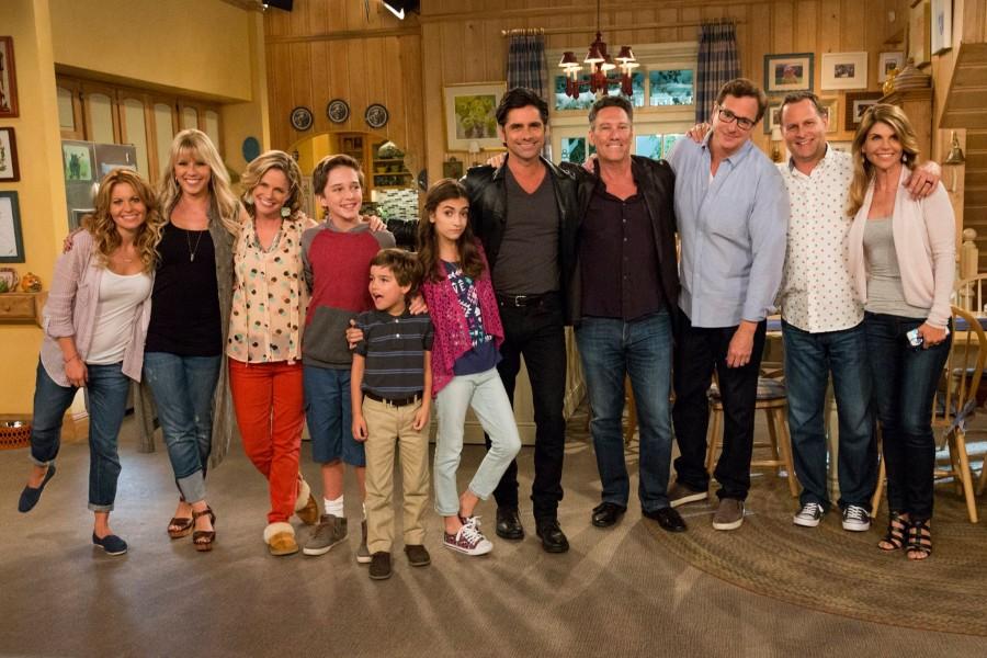 The cat of Fuller House gathers on the set. The sequel series can be viewed on Netflix. 