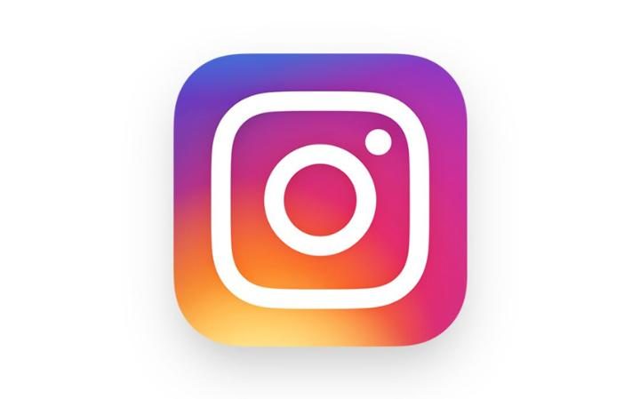 The+new+Instagram+logo+is+not+visually+appealing%2C+combining+too+many+colors+and+shadows+to+achieve+its+goal+of+simplicity.+