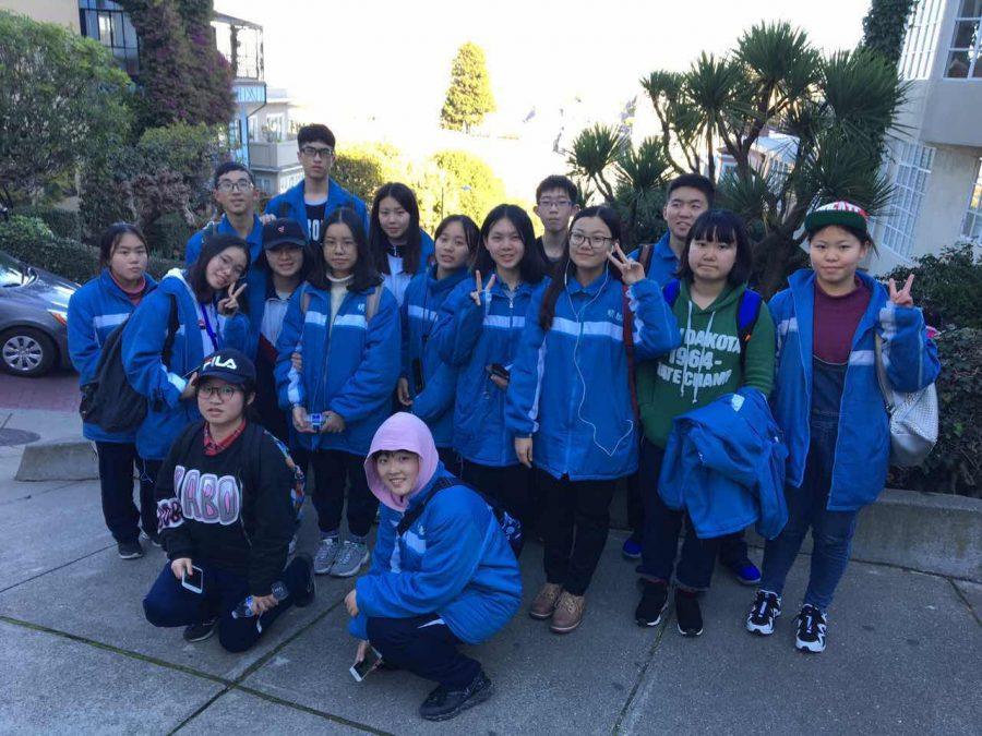 Students from Mingde pose together at the beginning of their SPA exchange trip.