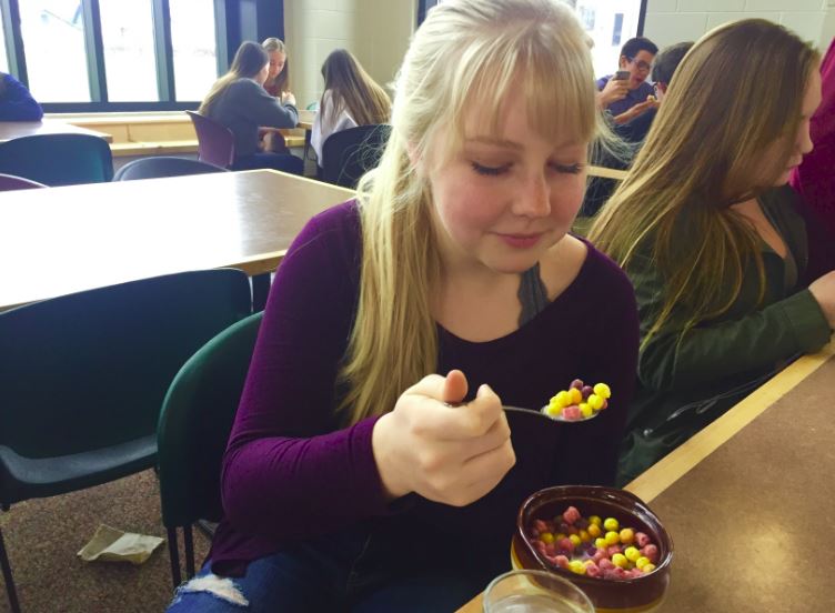 Sophomore Emma Sampson enjoys cereal in the lunchroom. 