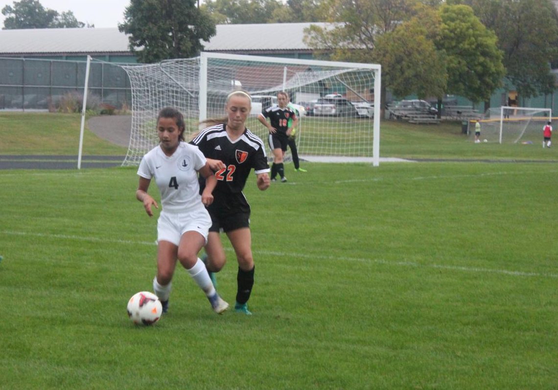 Isabel Medrano recieves pass from teammate.