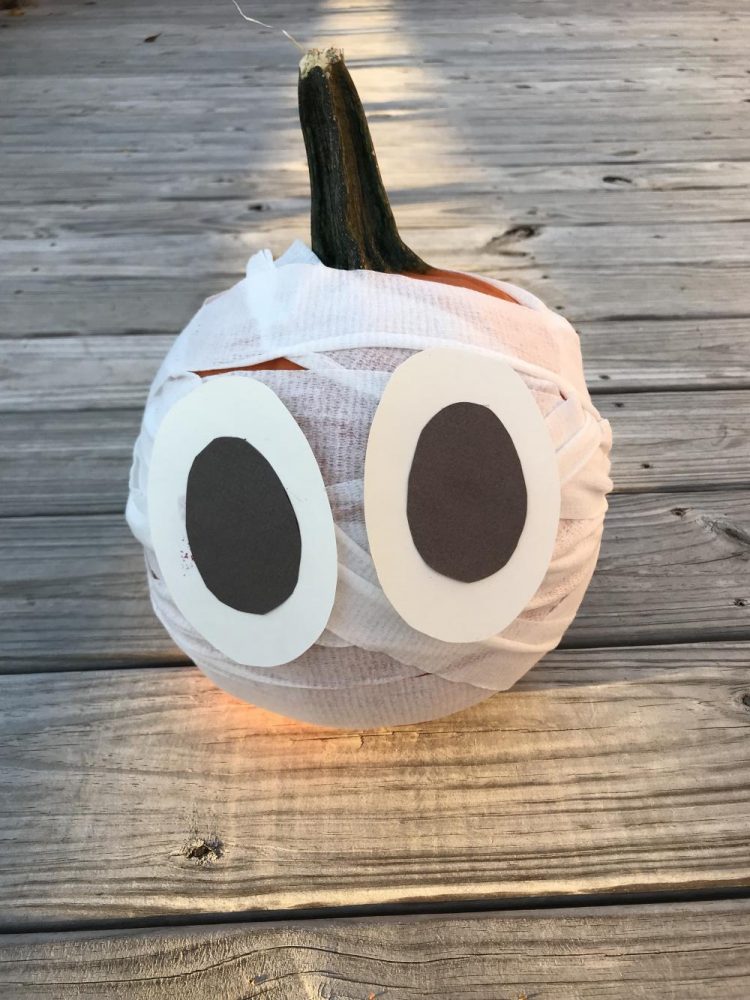 WHAT YOU NEED: 
A pumpkin of any size, medical gauze, a hot glue gun and some black and white felt. 