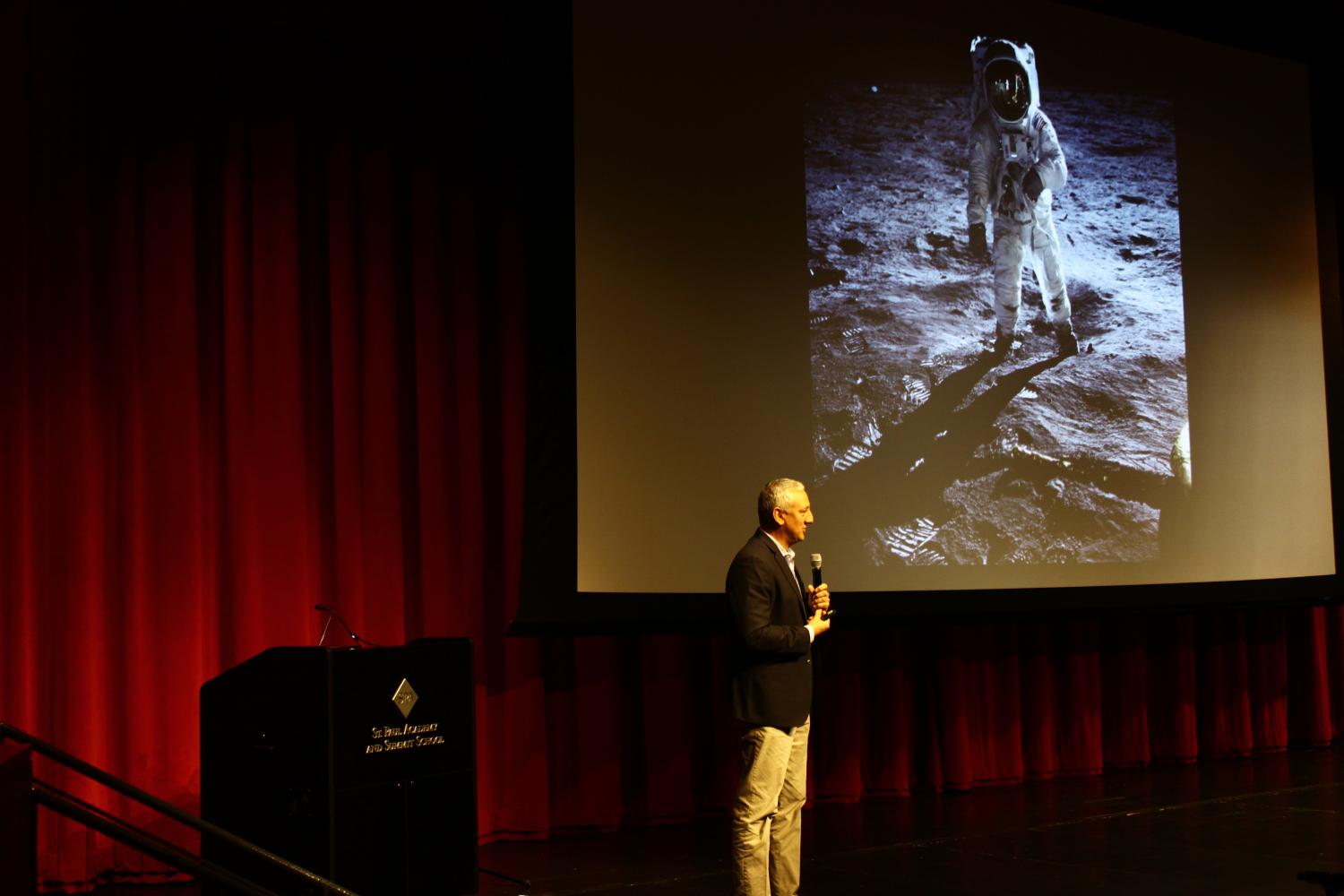 Michael Massimino introduces himself to the SPA audience. 