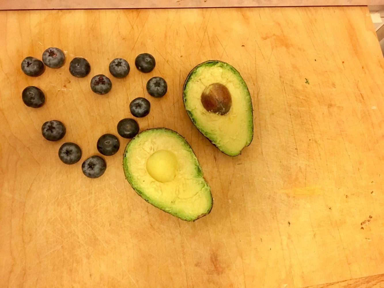 Avocados+and+blueberries+provide+nutritious+fuel+for+both+the+body+and+the+brain.++The+vitamins+in+these+fruits+reduce+inflammation+in+the+brain+caused+by+stress+and+otherwise+improve+cognitive+function.