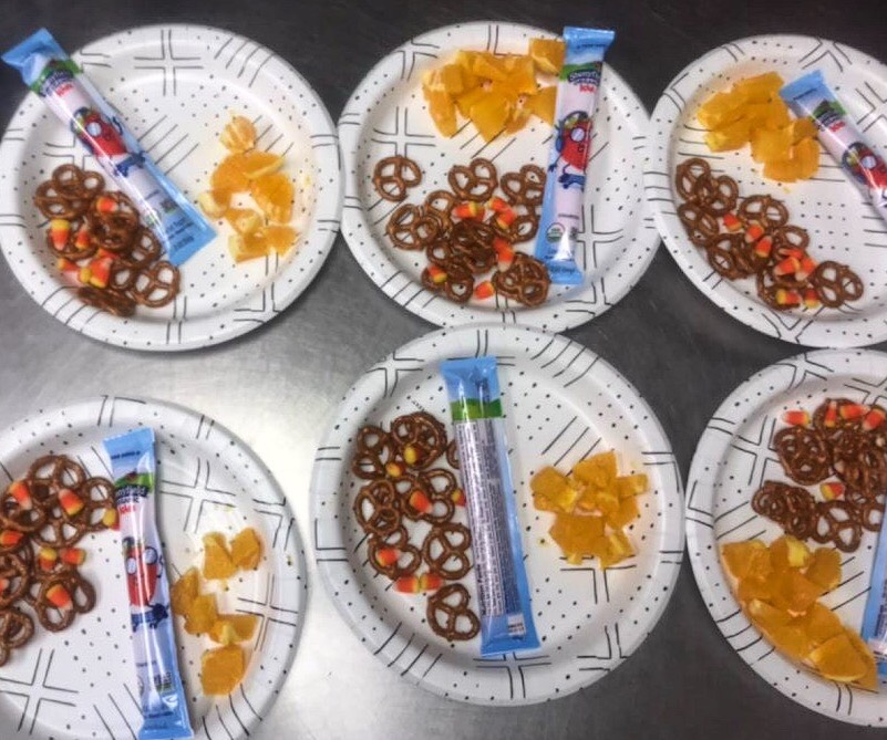 Sophomores put together a delicious plate of snacks at The Crisis Nursery. 