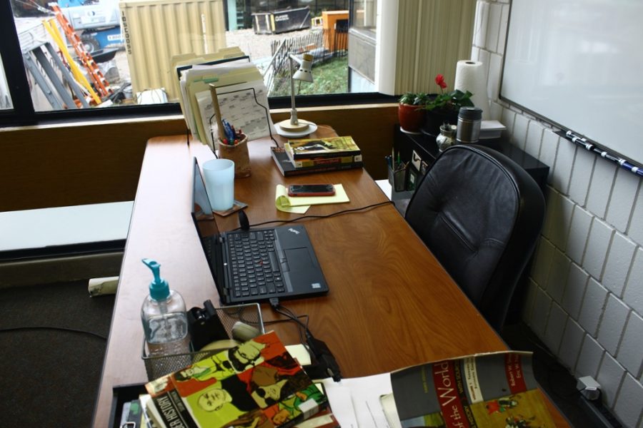 [WHAT'S ON MY DESK?] Moerer talks books and magnets