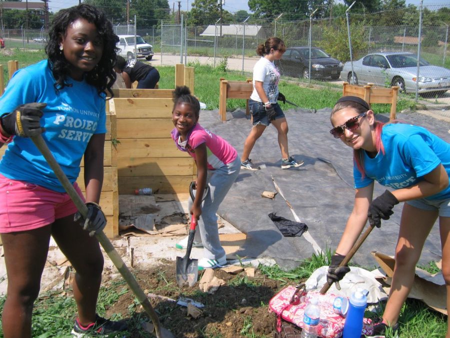 Students volunteering.
Photo Credits 
Tana Ososki 
Taken on June 23rd in Houston Texas. 