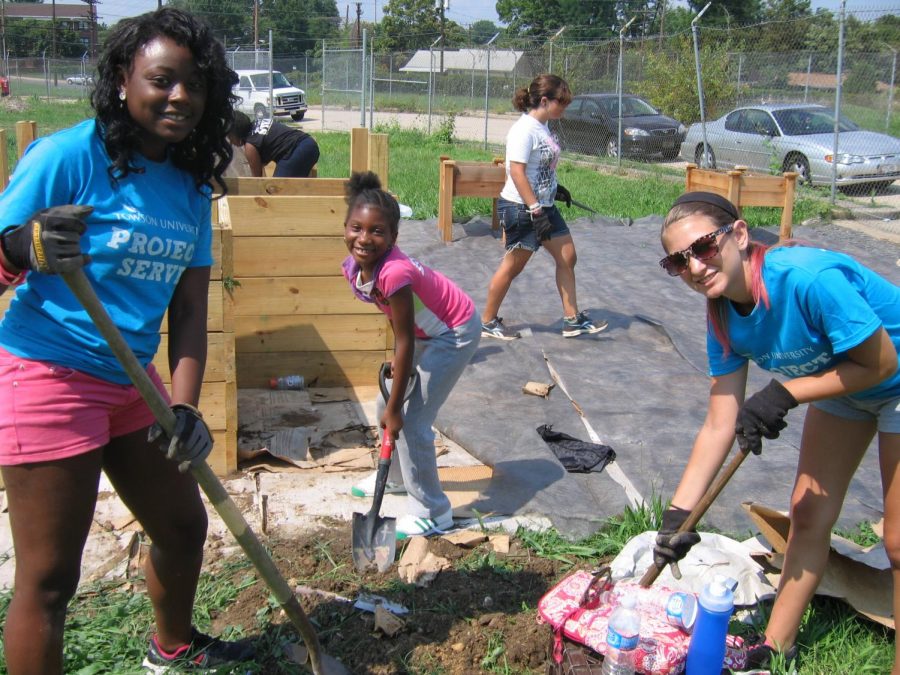 Students volunteering.
Photo Credits 
Tana Ososki 
Taken on June 23rd in Houston Texas. 