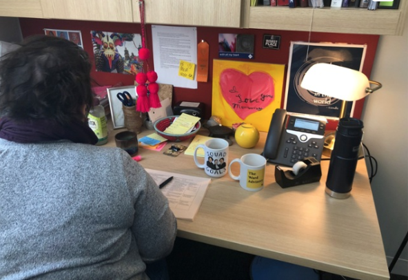 [WHAT'S ON MY DESK?] Ward shows off art and mugs
