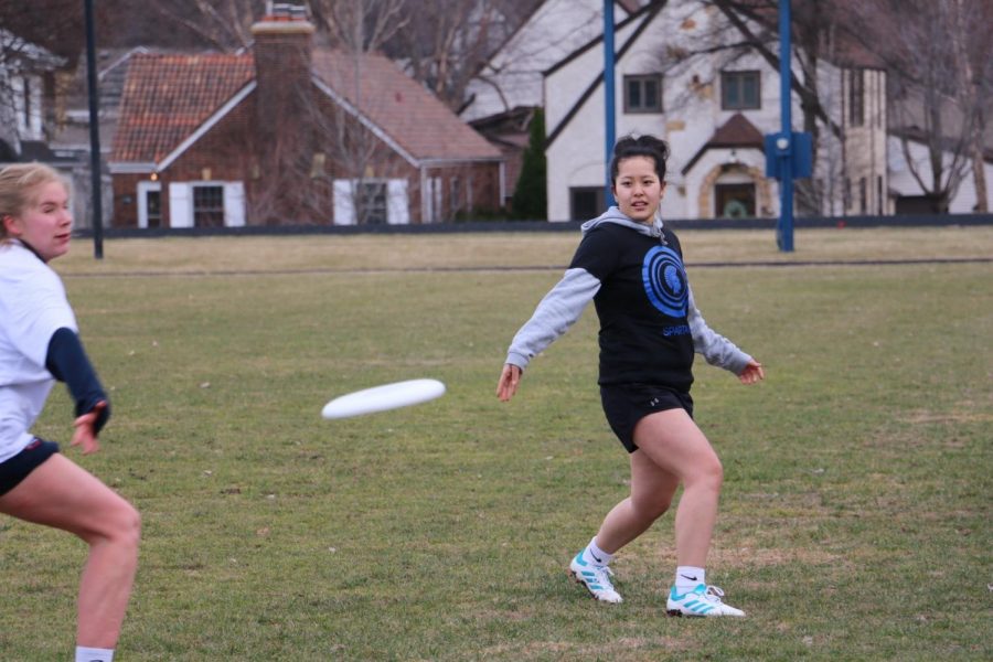 Senior and captain Elea Besse passes the frisbee. 