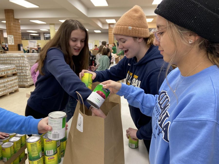 CAS members work together to finish packing a Thanksgiving meal.