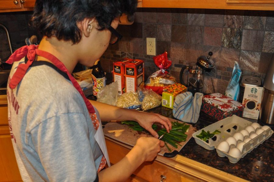 Pah Nah chopping vegetables for the stirfry