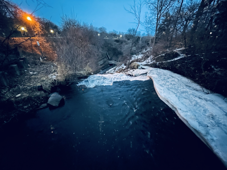 The same entrance as exit naturally provides contrast between the beginning and ending of the hike. The sun sets no later than 7 leaving a darkish blue reflection on the water, differing from the translucent grayish blue water during the day.