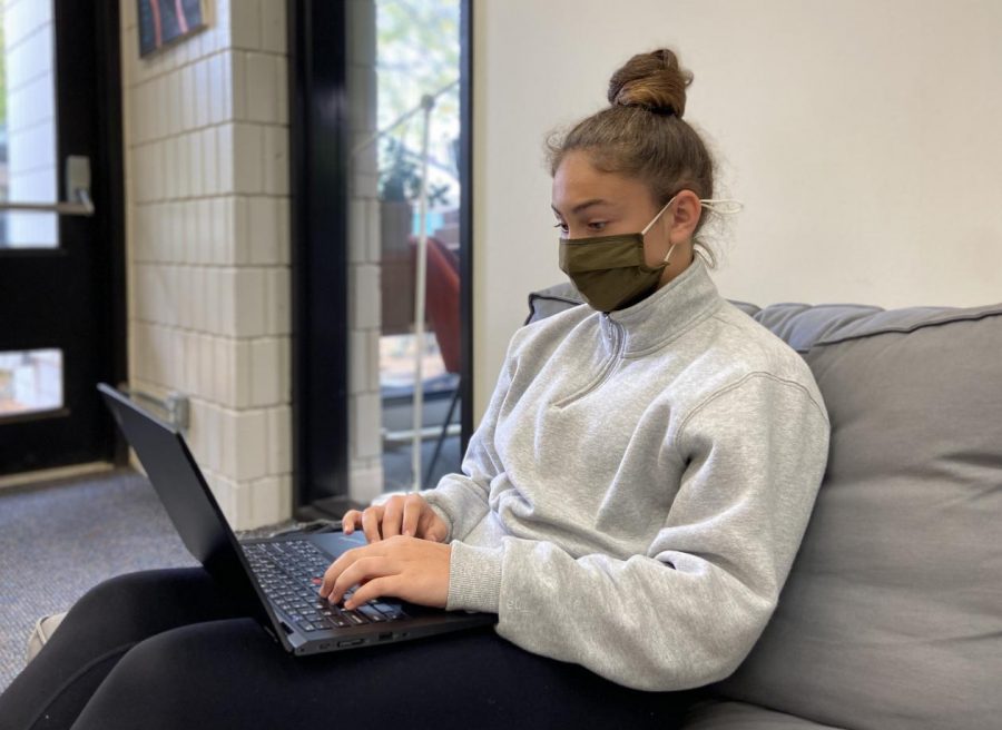 MIDWEEK MADNESS. Sophomore Annika Lillegard completes a project as scholarly pressure ramps up at the end of Q1. “We’ve really crammed in a lot of learning in the past week,” freshman Ava Schluender said. Many classes have projects due in the final days of the quarter.