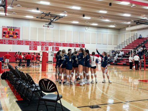 SPARTANS ON TWO. With a narrow lead at the beginning of the second set, the team gathered for a short pep talk after Saint Agnes called a timeout. Positivity and confidence radiate off the team following excellent communication, player-to-player connection, and composure during the first few minutes of the set.