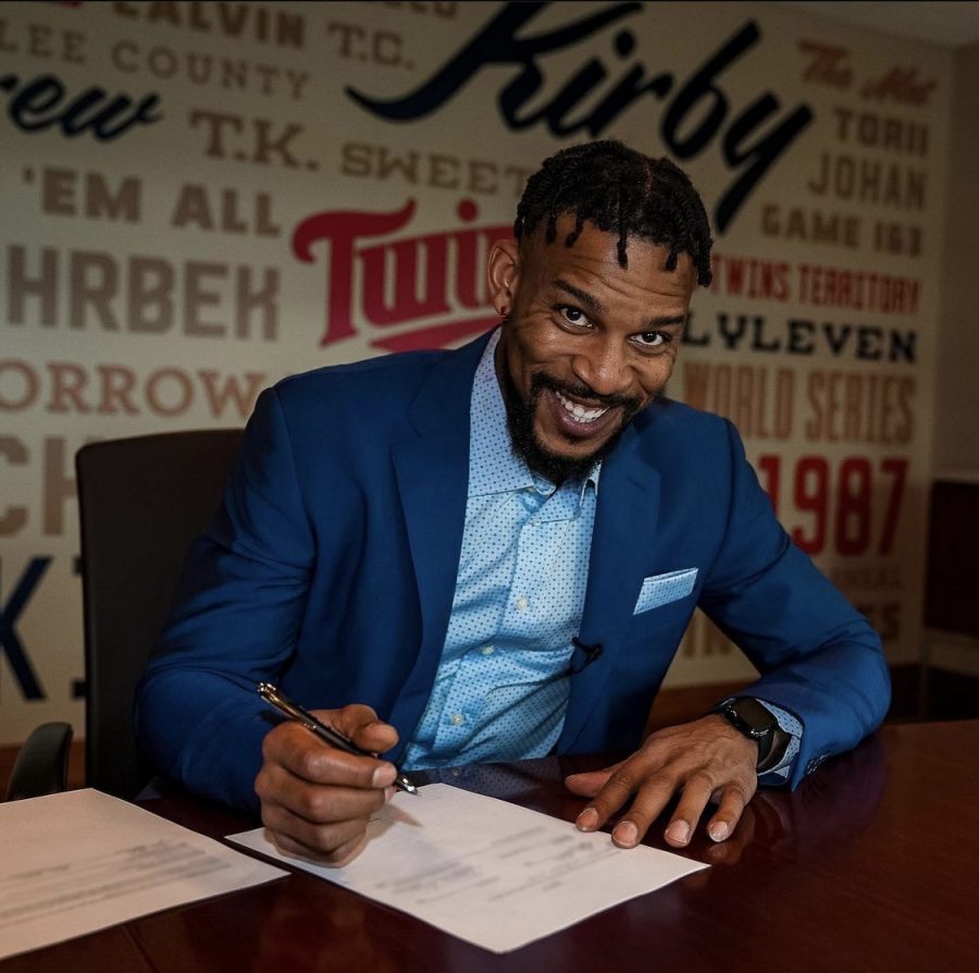 PEN+TO+PAPER.+Twins+centerfielder+Byron+Buxton+signs+his+official+contract%2C+worth+%24100+million+over+7+years.+Buxton+earned+a+%241+million+signing+bonus%2C+and+all+of+the+money+in+the+contract+is+guaranteed.+The+contract+will+keep+Buxton+with+the+Twins+until+after+the+2028+season%2C+in+which+Buxton+will+be+35+years+old.