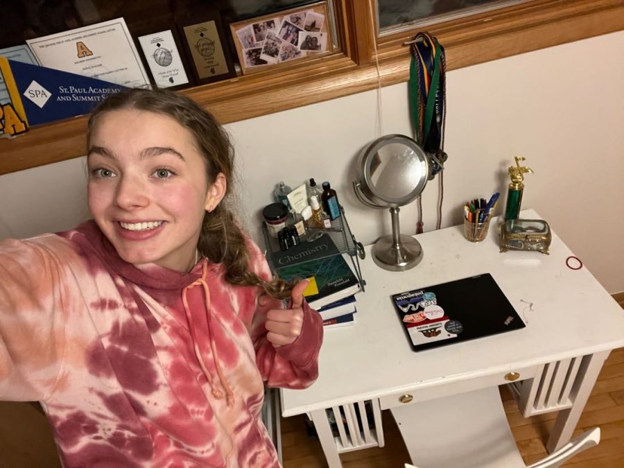 [WHAT'S ON MY DESK?] Eversoll mixes sentimental belongings with school