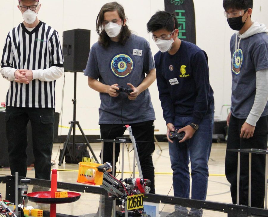 The+Robotics+team+starts+off+their+round.++