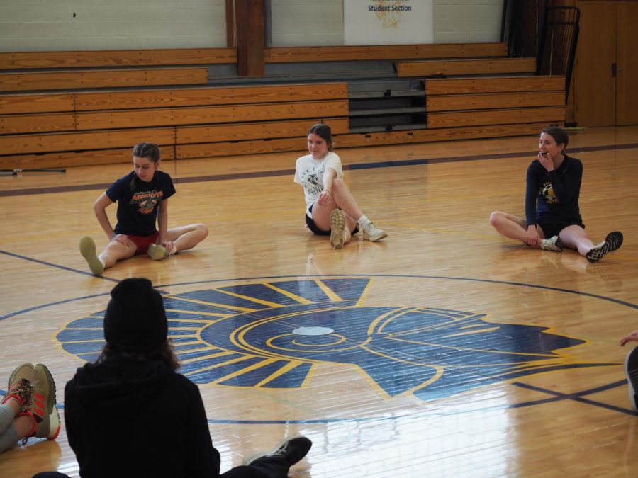 CIRCLE UP. After dynamic warm-ups, the team gathered for a go-around: “what would you perform in a talent show?” while stretching and introducing themselves.
