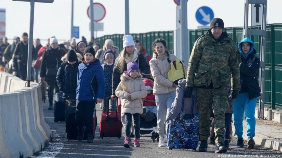 PLAN. Ukrainian Refugees exit the highway into Poland. https://commons.wikimedia.org/wiki/File:Ukrainian_refugees_from_2022,_crossing_into_Poland