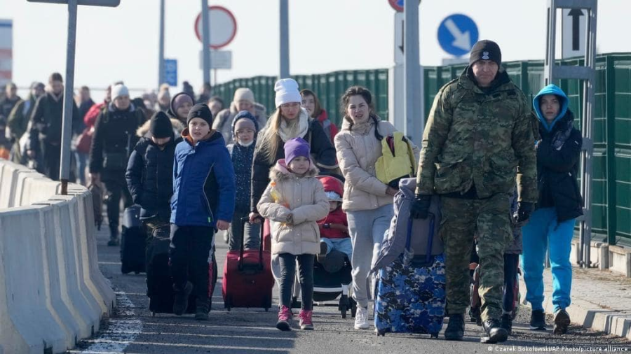 PLAN.+Ukrainian+Refugees+exit+the+highway+into+Poland.+https%3A%2F%2Fcommons.wikimedia.org%2Fwiki%2FFile%3AUkrainian_refugees_from_2022%2C_crossing_into_Poland