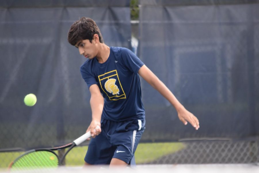 [FOREHAND SLICE] Seventh grade 
Zahir Hassan sets up the ball, and slices from the baseline. 