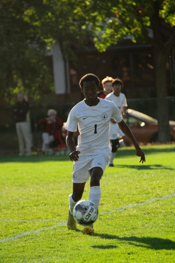 DRIBBLE TO THE GOAL. Sophomore Ezra Straub dribbles the ball up the field in BVS’ game against Minnehaha Academy. 