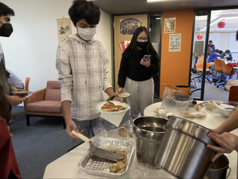 COLLABORATORY COOKING. Asian Student Alliance and Muslim Student Alliance team up to host a potluck for its members. Foods including jiaozi, Ethiopian flatbread, and more were brought and cooked live for members to savor.