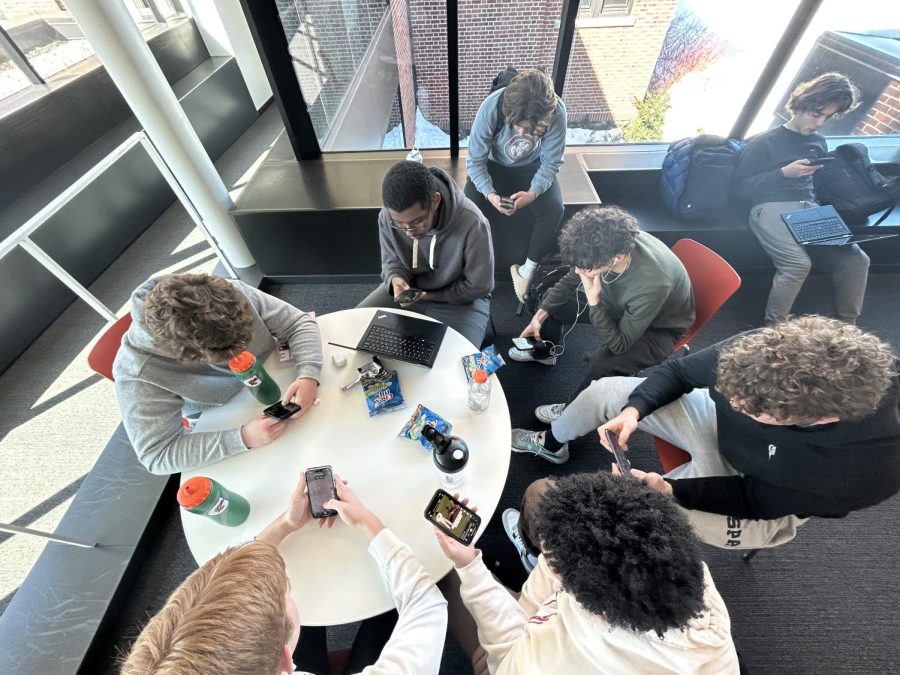 SOCIAL HOUR. The junior class fills Upper Schilling during free periods and in between classes. Students chat, play games together, and utilize the time to take a break from the craziness of the school day.