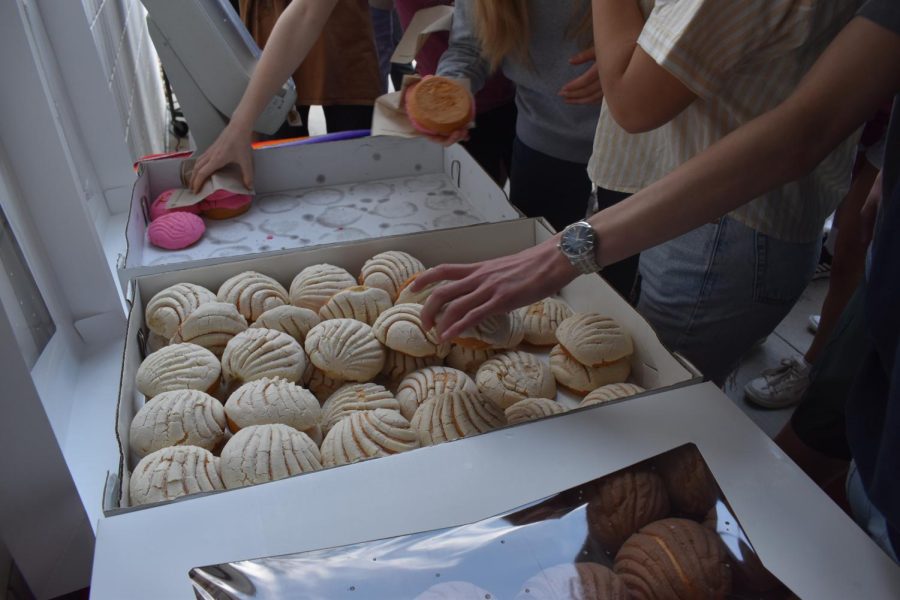 CONCHA TREAT. Students try Mexican sweet bread during the Cinco de Mayo celebration in the Lilly Courtyard. The food was accompanied by a colorful piñata filled with Mexican candy and music.