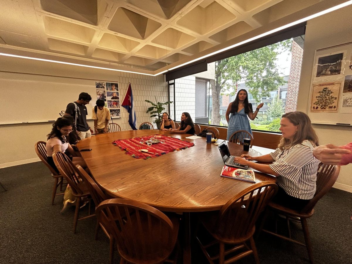 BIENVENIDOS. Upper School Spanish teacher Christine Piñero kicks off the school year with pair discussions in her Advanced Spanish class. Students discussed the stories behind their names using Spanish vocabulary while sitting at a  Harkness table for the first time since pre-COVID times.