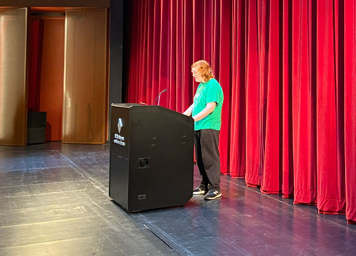 senior speech advisors. Among many changes this year, seniors are able to discuss their ideas and writing with fellow cohort members, which is meant to create a stronger network and provide support from classmates.