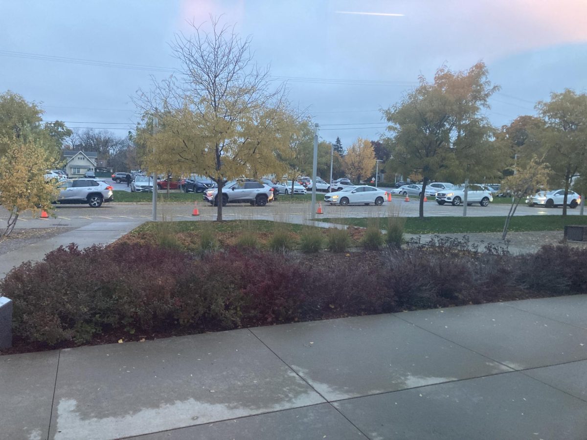 ON AND ON. Students are stuck in the parking lot lines as 8 a.m. approaches fast. Construction on Randolph avenue has led to more congestion in this entrance. “The problem is definitely the construction, Sophomore Nellie Larson said.