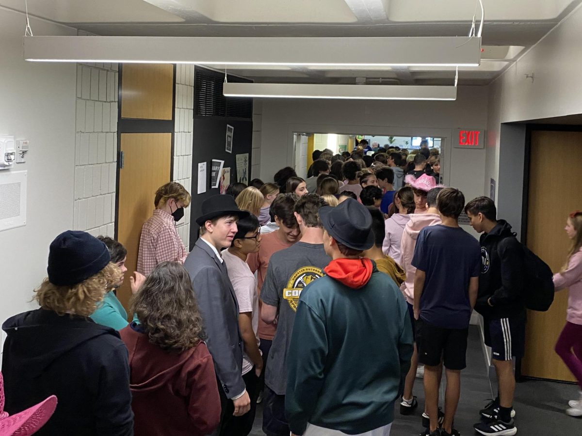 TRAFFIC JAM. The 10-minute passing period between the second block and early lunch/periods 3 and 7 early has been causing issues with the lunch line. In an attempt to help remedy the situation, the administration introduced a shifted schedule that shortens the passing period to five minutes.