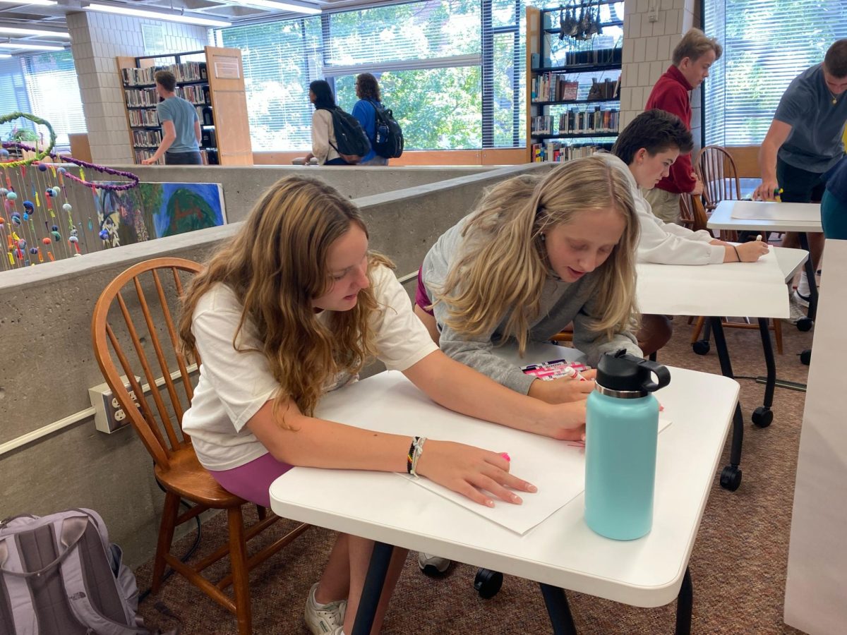 CONNECTION THROUGH IDENTITY. HerSpace works on a poster for their affinity group to promote it in the hallways for more students to join. Leatham said, “It makes me feel so validated and when everyone shows up, its so nice.”