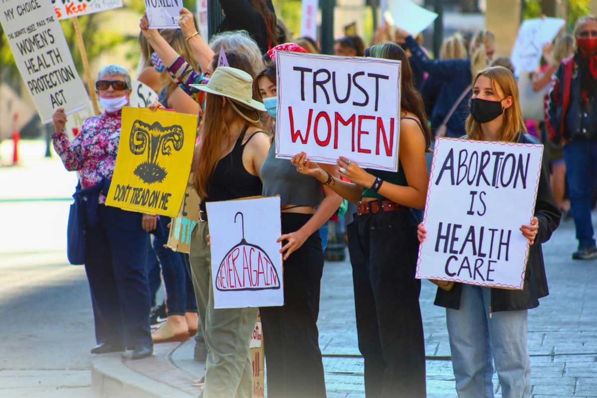 PROTEST. Advocates for abortion rights protest in nearby Reno, Nevada in 2021. The response to the reinstated Arizona ban from pro-choice politicians has been strong, and there have been multiple attempts in the last few days to repeal the ban, primarily led by the minority democratic party of the Arizona House. However, these attempts have been unsuccessful. (Public Domain Image)