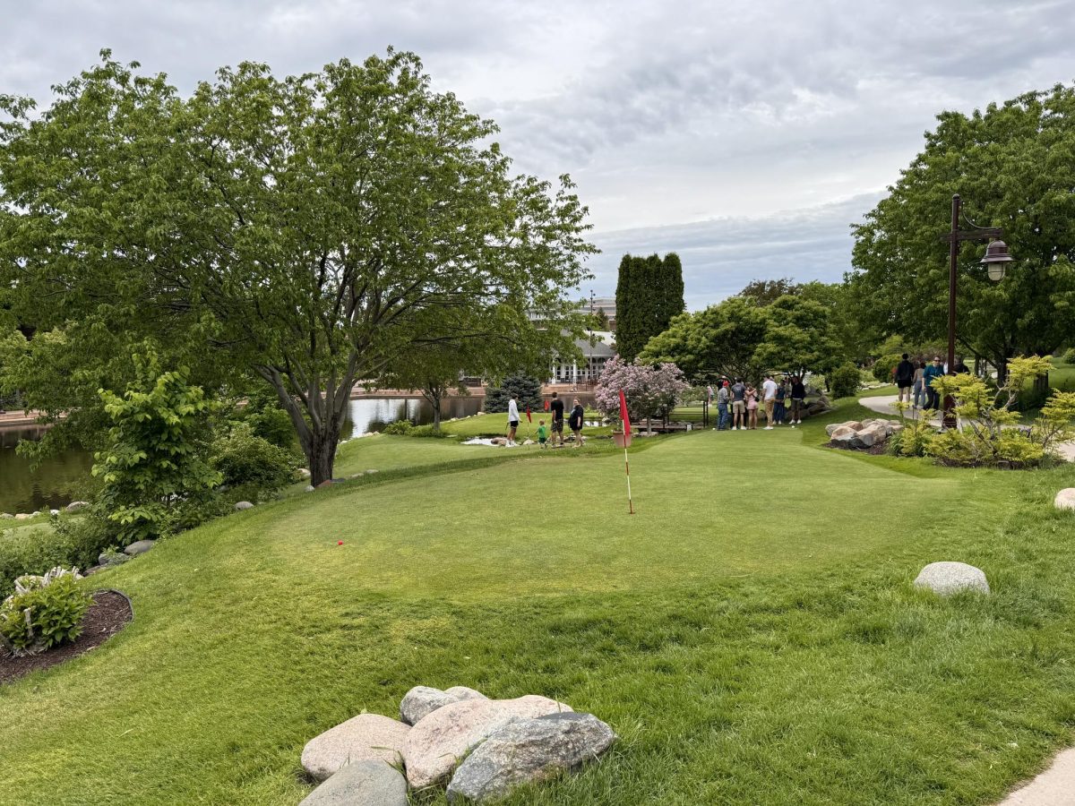 GRAB A CLUB. The Park hallmarks 18 manicured bent grass greens that range in length from 57 to 125 feet. 