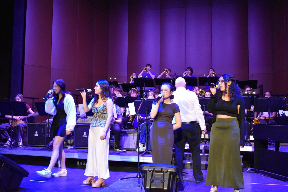 GRAND FINALE. The vocalists sing "Walking on Sunshine" together with the Upper School Jazz Band.