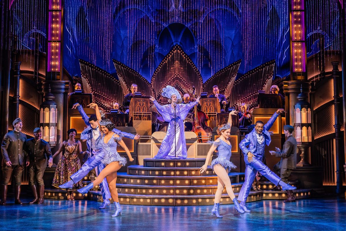 ROARING 20s. Dominique Kelley’s choreography, particularly the energetic tap number in a party sequence, is a bright spot, as is the set design by Kennedy Center resident designer Paul Tate dePoo III, which is adequately lavish and illustrates life in the lap of luxury with all its glitter and gold.
(Fair Use Image: Gatsby Broadway Press, Matthew Murphy)