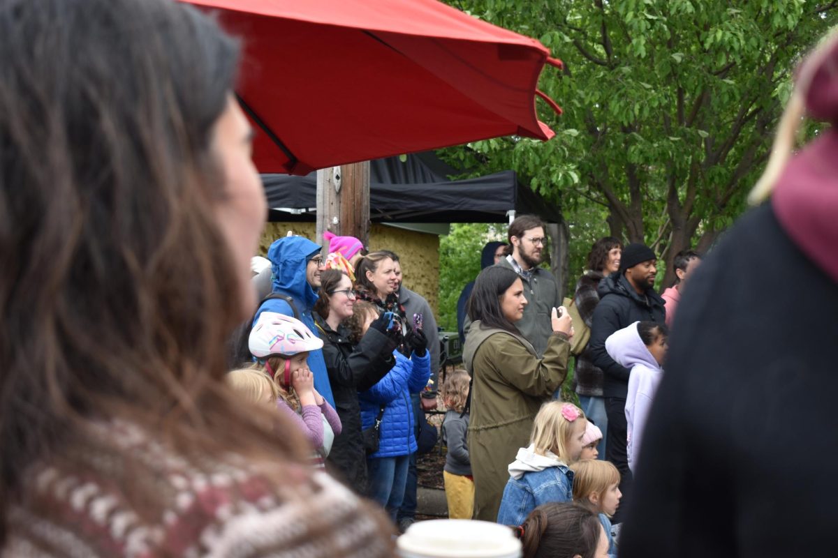 DEDICATED CROWD. Attendees stayed bundled up to enjoy the live performance despite the cold.