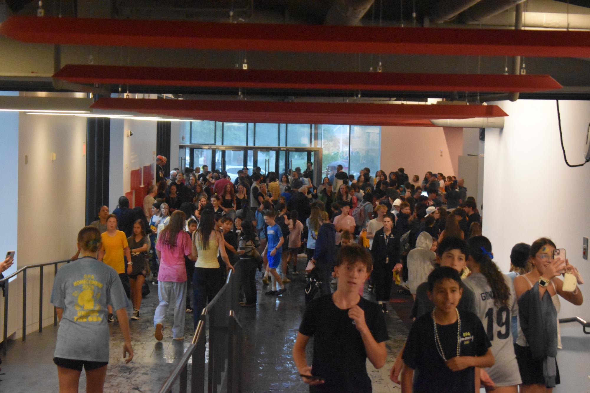 SHARING COMMUNITY. Students, parents, and faculty alike congregate in Redleaf Commons, waiting for the rain to pass or lighten up.