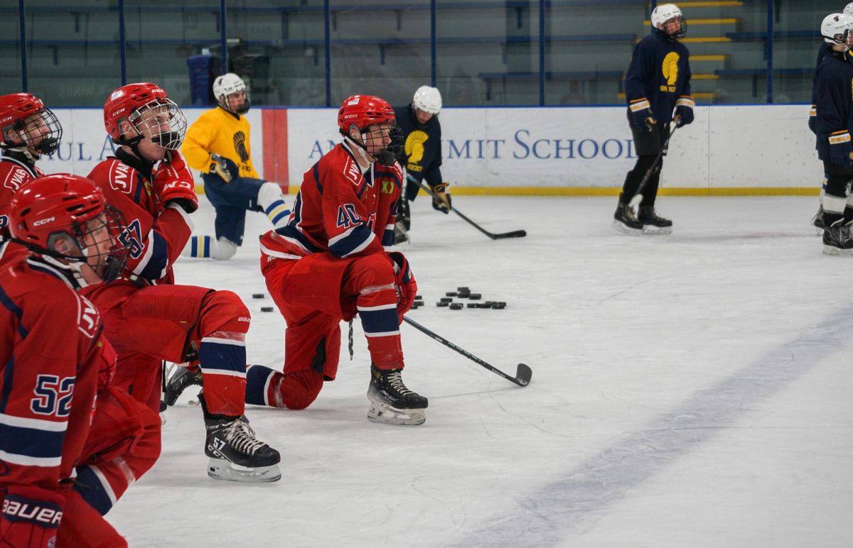 EYES UP, BORDERS DOWN. Järfälla and Spartan hockey players kneel to watch a drill example.