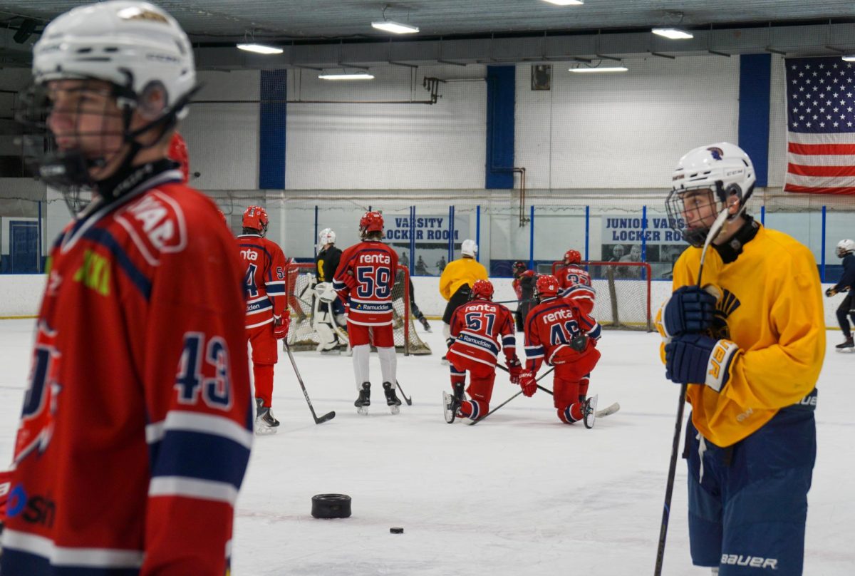 LASER FOCUS. A Järfälla Hockey Club player and a Spartan player wait for their turn to enter the drill.