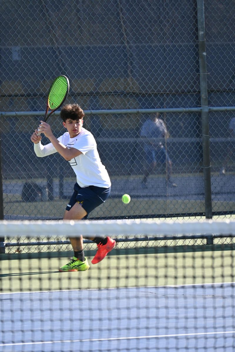 PREPARATION. Sophomore Luca Kempcke sets up his forehand in a critical point.